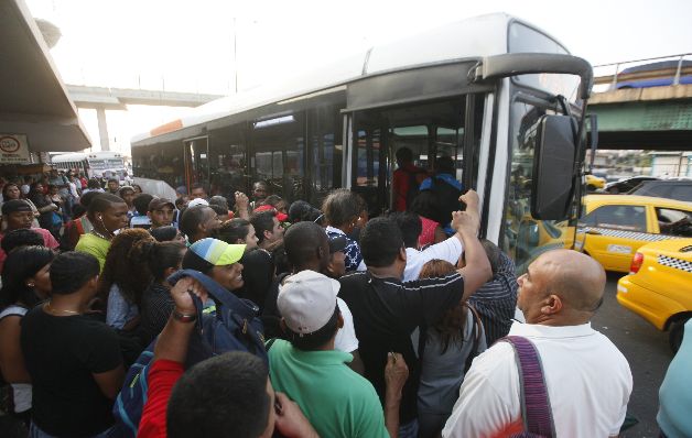 Largas filas hacen los usuarios para abordar un metrobús en la ciudad capital.   / Foto Edwin González