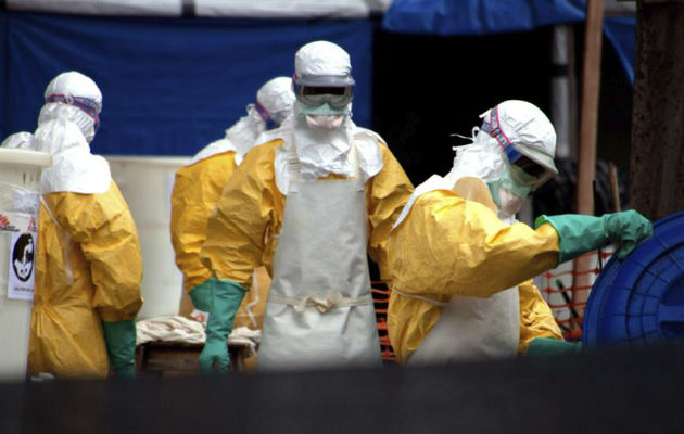 Personal sanitario con trajes de protección en el área de pacientes de un centro de tratamiento del Ébola en Guinea Conakry. Foto: EFE