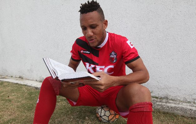 La pasión más grande de Palacios, después del fútbol, es leer la palabra de Dios a través de la Biblia. / Edwin González La pasión más grande de Palacios, después del fútbol, es leer la palabra de Dios a través de la Biblia. / Foto Edwin González