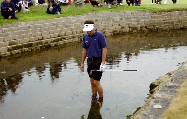Jean Van de Velde: Hizo un triple bogey en el hoyo final del Abierto Británico de 1999, cuando un doble bogey le bastaba para quedarse con el claret jug. Jean Van de Velde: Hizo un triple bogey en el hoyo final del Abierto Británico de 1999, cuando un doble bogey le bastaba para quedarse con el claret jug.