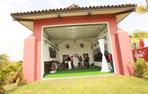 Campo: Los jugadores tienen la opción de realizar los tiros directamente a la cancha, pues el lugar tiene una puerta con acceso a la misma. Campo: Los jugadores tienen la opción de realizar los tiros directamente a la cancha, pues el lugar tiene una puerta con acceso a la misma.