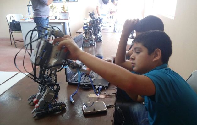 La mayoría de ellos inician en la robótica desde la primaria.  / Foto José Vásquez