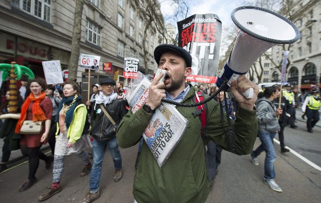 Exigen la dimisión del 'premier' británico 