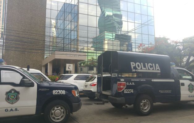 Personal de la firma debió permanecer en el edificio por horas. / Edwin González Personal de la firma debió permanecer en el edificio por horas. / Foto Edwin González
