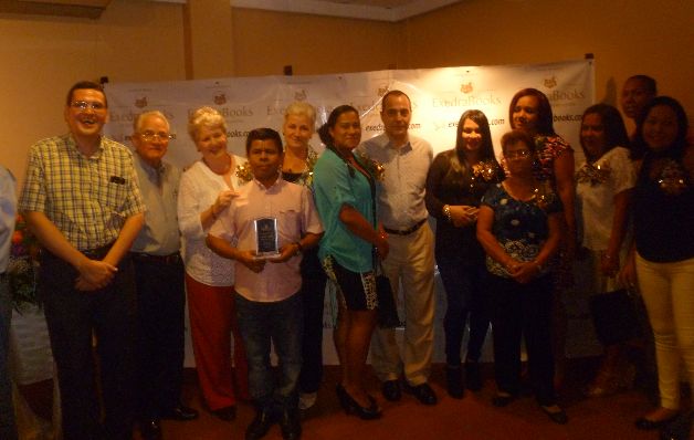 Sheila Terán junto a sus colaboradores. Leales hasta el último día.  / Foto Rosalina Orocú Mojica