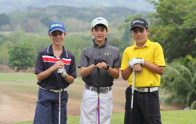 Jugadores: Nicolás Ballester, Samuel Rached y Lucca González Dormoi durante la actividad de esta nueva prueba de Apagolf Sub-18. Jugadores: Nicolás Ballester, Samuel Rached y Lucca González Dormoi durante la actividad de esta nueva prueba de Apagolf Sub-18.