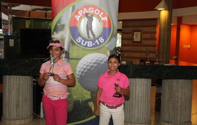 Samantha Colombine e Isabella Melchert con sus respectivos trofeos (nivel 9-10 años) durante la ceremonia de premiación. Ganadoras: Samantha Colombine e Isabella Melchert con sus respectivos trofeos (nivel 9-10 años) durante la ceremonia de premiación.