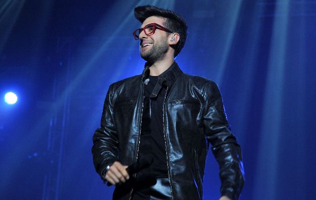 Piero hizo que sus fanáticas lo alabaran de pie. Piero hizo que sus fanáticas lo alabaran de pie.