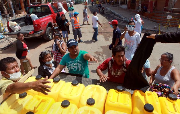Llegan las primeras provisiones para los damnificados. / EFE Llegan las primeras provisiones para los damnificados. / EFE