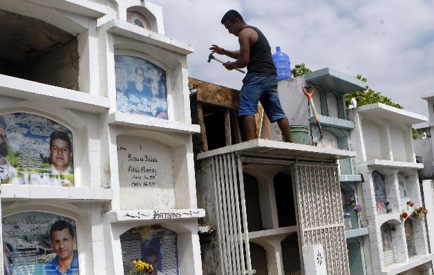 El Cementerio Municipal de Portoviejo, está en malas condiciones. / EFE El Cementerio Municipal de Portoviejo, está en malas condiciones. / EFE