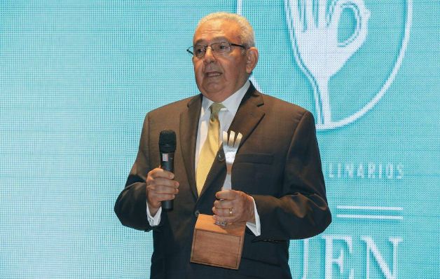 El personaje reconocido de la noche, Dr. Alfredo Castillero Calvo. El personaje reconocido de la noche, Dr. Alfredo Castillero Calvo.