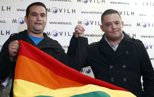 El cabo segundo de Carabineros Hugo Alcalde (dcha) y su pareja. Foto/ EFE