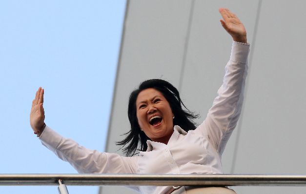 La candidata presidencial peruana Keiko Fujimori saluda a sus simpatizantes. /EFE