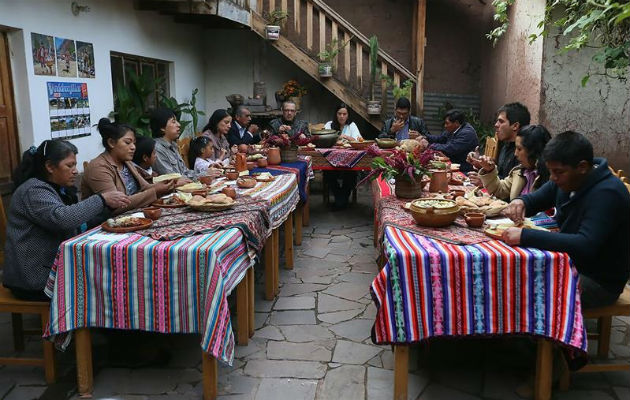 La candidata presidencial de Perú, Veronika Mendoza desayuna con su familia. Foto/EFE