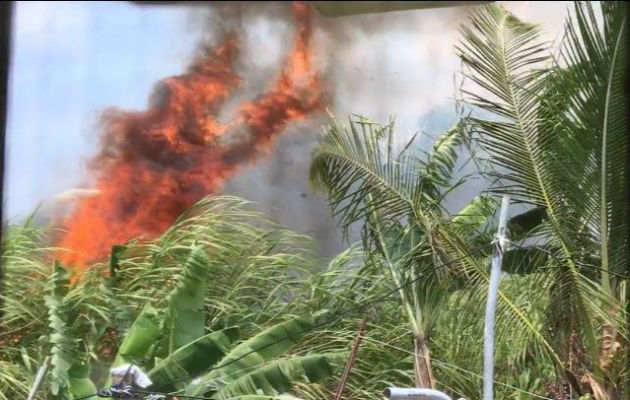 Incendio de herbazales en la barriada Luther King de Colón