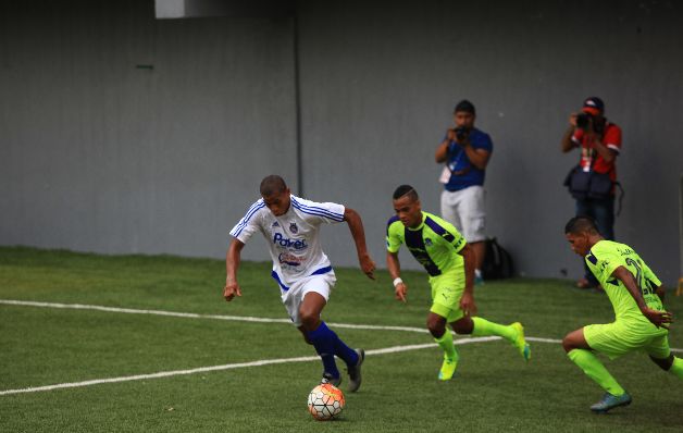 Jean Carlos Cedeño (con el esférico) es defensor del Atlético Nacional, el líder solitario de este Torneo Clausura 2016 de la LPF. /Foto Anayansi Gamez