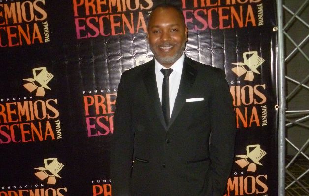 Luis Gustavo Macías en la alfombra roja, con sonrisa de triunfador. / Foto Rosalina Orocú Mojica