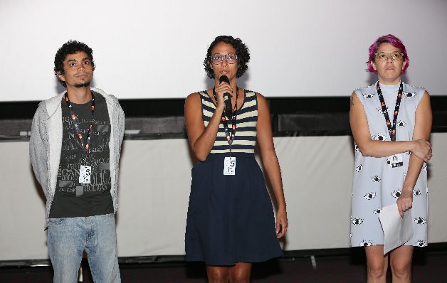 Dialogan con el público. Enrique Pérez Him, Isabella Galves y Ana María Suárez en la premier de 'Kenke'. / Foto Aurelio Suira