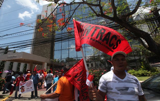 Protestan en predios de la firma de abogados  Mossack Fonseca para exigir investigación  por   escándalo