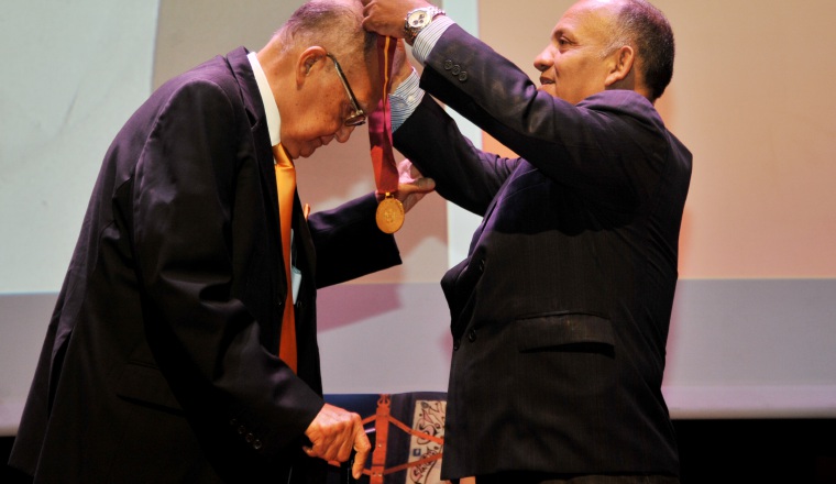 Momentos en que se le impone la Medalla Rogelio Sinán. Momentos en que se le impone la Medalla Rogelio Sinán.