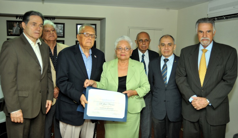 José Franco recibe el diploma donde lo declaran Académico honorario. José Franco recibe el diploma donde lo declaran Académico honorario.