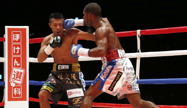 Uchiyama (izq.) fue castigado por Corrales. AP