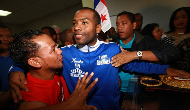 2. Corrales (azul) fue recibido por "El Nica" Concepción. /Foto Anayansi Gamez