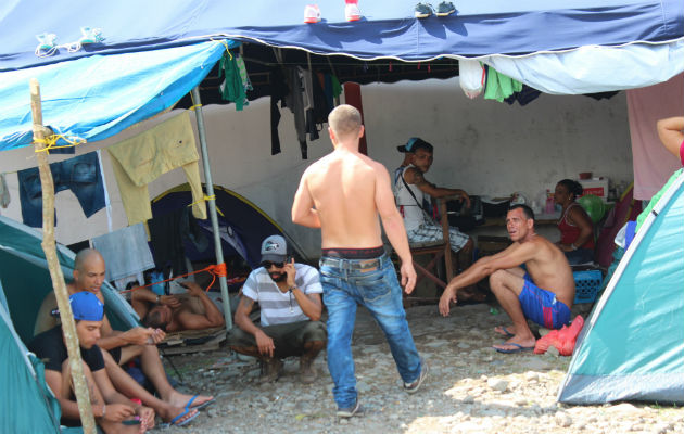   Migrantes cubanos varados en Paso Canoas, frontera de Panamá con Costa Rica. Foto/EFE