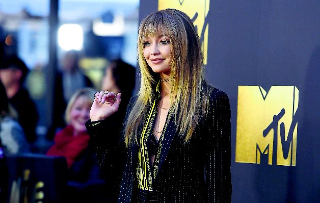 Gigi Hadid: La modelo optó por un tuxedo de Versace, dándole un toque atrevido al mostrar su sostén de encaje. Llevó una melena extralisa y su nuevo flequillo.