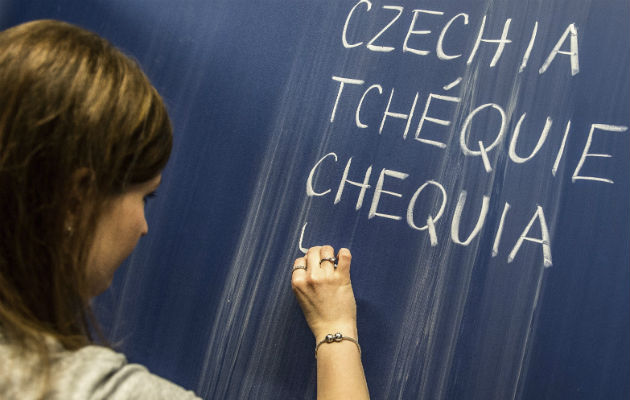 Una profesora escribe en una pizarra el nuevo nombre. Foto/ EFE