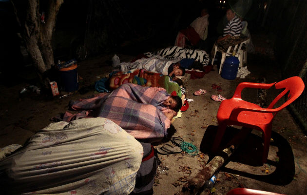 Un Portoviejo, muchas familias durmieron en las calles. Foto/AP