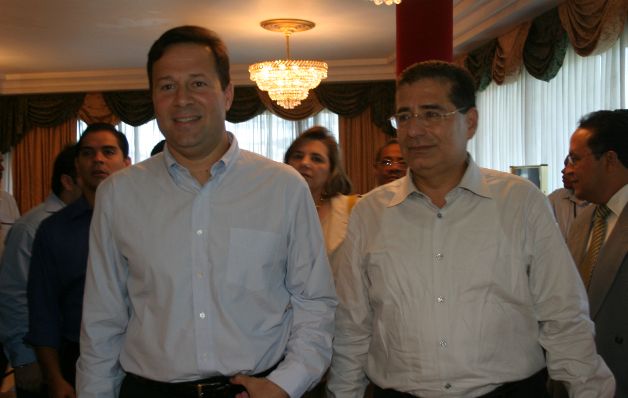 Ramón Fonseca Mora (d) sigue siendo vicepresidente del partido gobernante, y amigo de Varela.  / Archivo