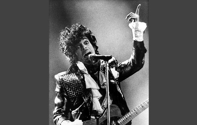 Prince en 1985 durante la actuación de su concierto en Riverfront Coliseu, durante su gira Purple Rain en Cincinnati, Ohio.