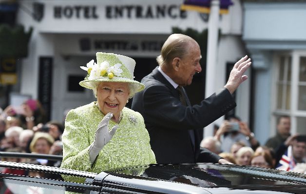 Miles de personas felicitaron a la reina por sus 90 años.  / EFE