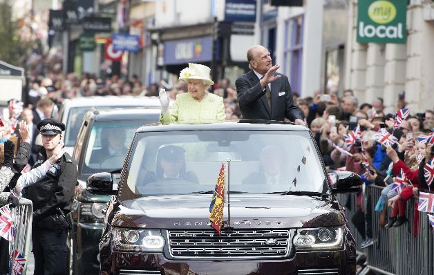 La pareja saluda al público durante el desfile.  