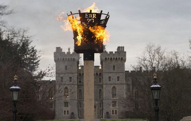 Antorcha encendida por la reina Isabel II.  