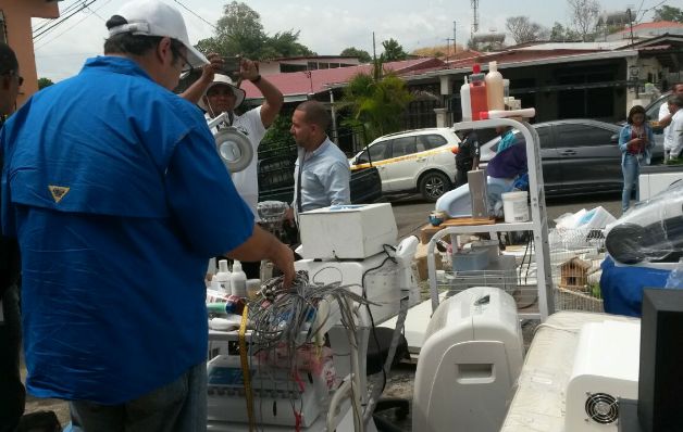 Biebarach revisa el equipo que se incautó en la residencia. / Foto Cortesía