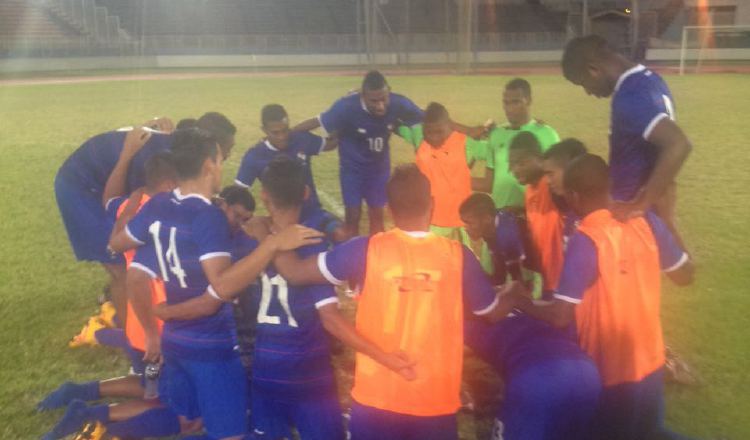 Los jugadores agradecen a Dios el triunfo. Fepafut