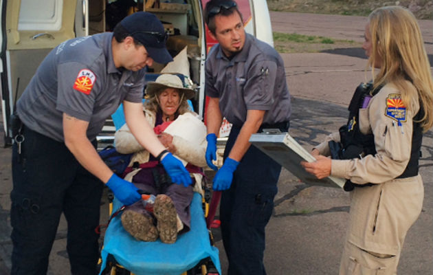 Ann Rodgers de 72 años es ayudada por los bomberos. Foto/AP