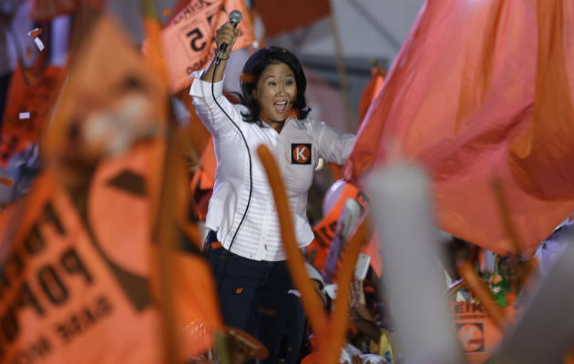 Keiko Fujimori, de 40 años, que durante toda la campaña encabezó las encuestas, no ha conseguido superar el 50% de los votos que le hubieran evitado tener que disputar una segunda vuelta, que está prevista para el próximo 5 de junio.Foto/AP