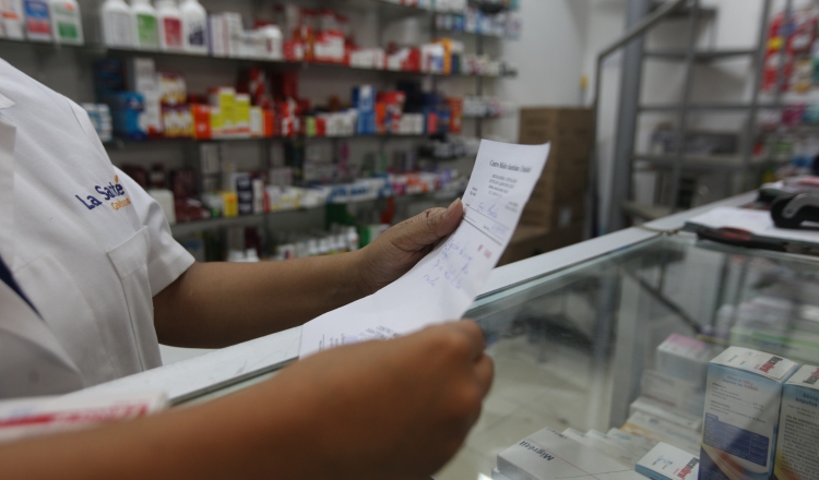 A los establecimientos farmacéuticos se les ordenó colocar en cuarentena los productos. /Foto Edwin González