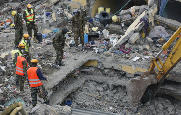 Buscan sobrevivientes en los edificios derrumbados. Foto/AP