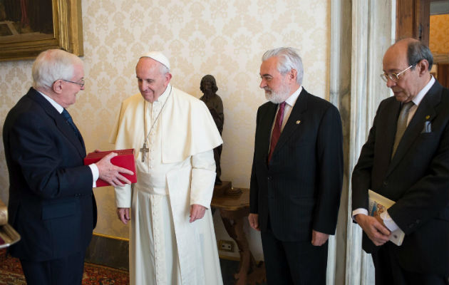 El papa recibe un ejemplar del Quijote. Foto/ EFE