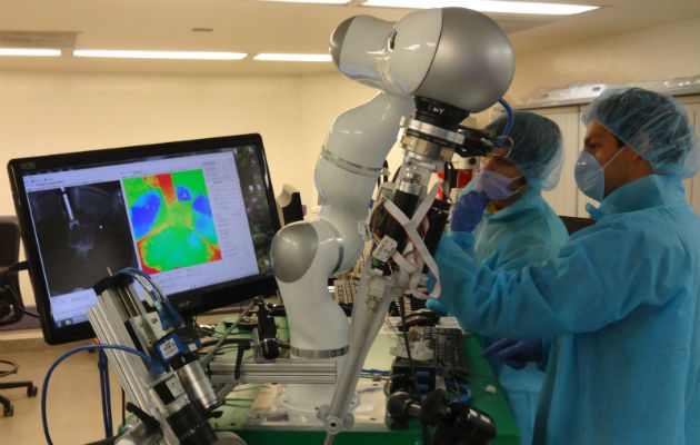 Un grupo de personas observan el trabajo del robot. Foto/AP