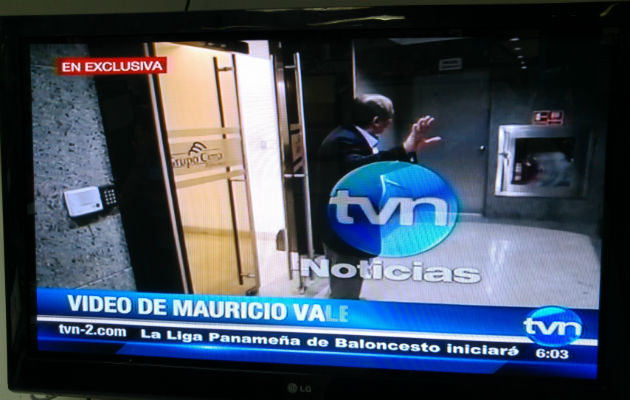 Imagen tomada de TVN Noticias muestra a Díaz saliendo de una oficina de los Waked.