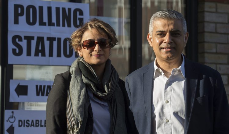 Sadiq Khan junto a su esposa, Saadiya Khan. /Foto EFE