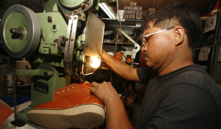 Ya son pocas las empresas en Panamá  que se dedican a la actividad de confeccionar calzados, ya sea de vestir o de trabajo. Archivo
