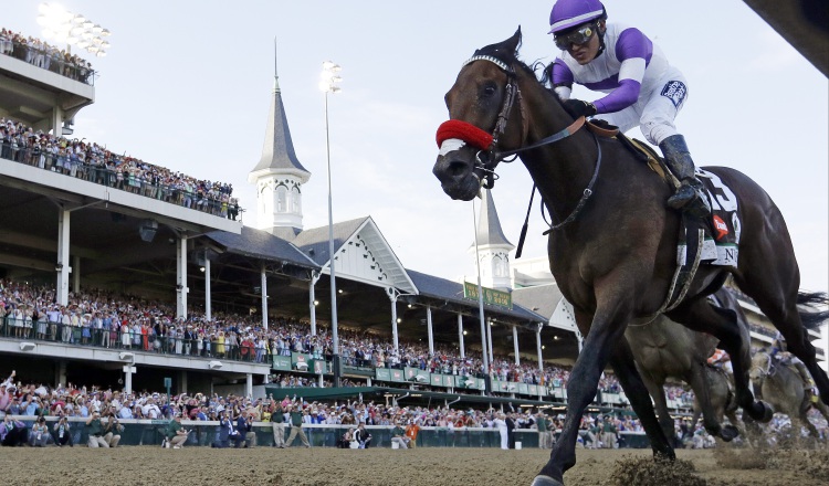 Nyquist, con monta de Mario Gutiérrez, se adjudicó ayer el Kentucky Derby por un cuerpo y medio. AP