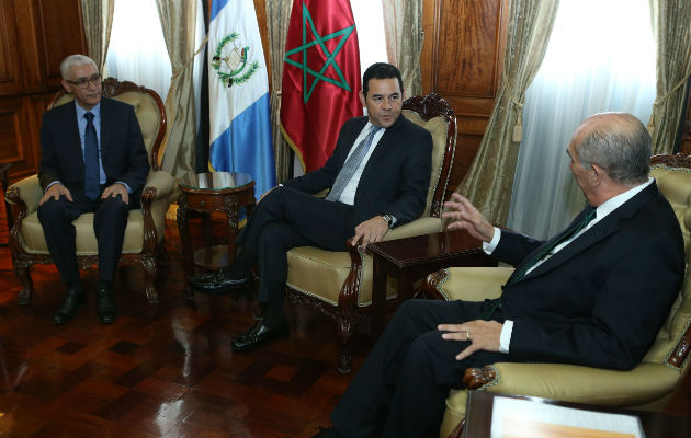 El presidente de Guatemala Jimmy Morales (c), precisa que es necesario consultar a la ciudadanía. Foto/EFE