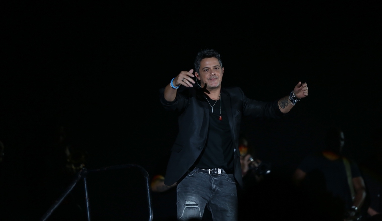 El invitaba al público a cantar a todo pulmón. Y sus "fans" lo hacían. El invitaba al público a cantar a todo pulmón. Y sus "fans" lo hacían.